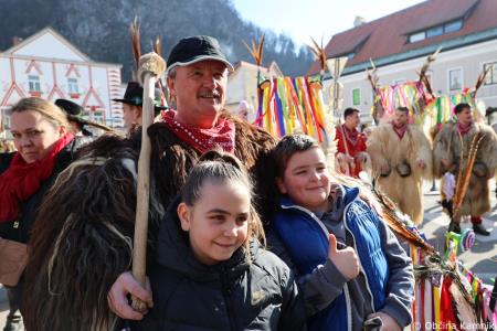 Kamnik so obiskali koranti iz Zamušanov pri Ptuju in v mestno jedro privabili nepregledno množico, željno ogleda tradicionalne pustne šege (68)